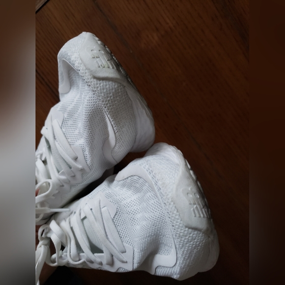 EUC New Balance Women's Fresh Foam Tempo V1 Running Shoe - Picture 8 of 11